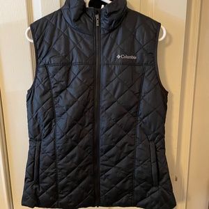 Ladies Columbia faux fur lined sleeveless puffer jacket size medium  color black